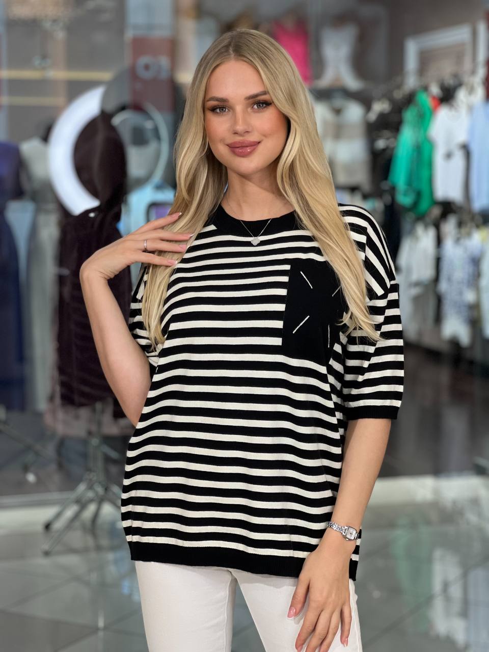 Camiseta corta con manga a rayas y diseño cuadrado