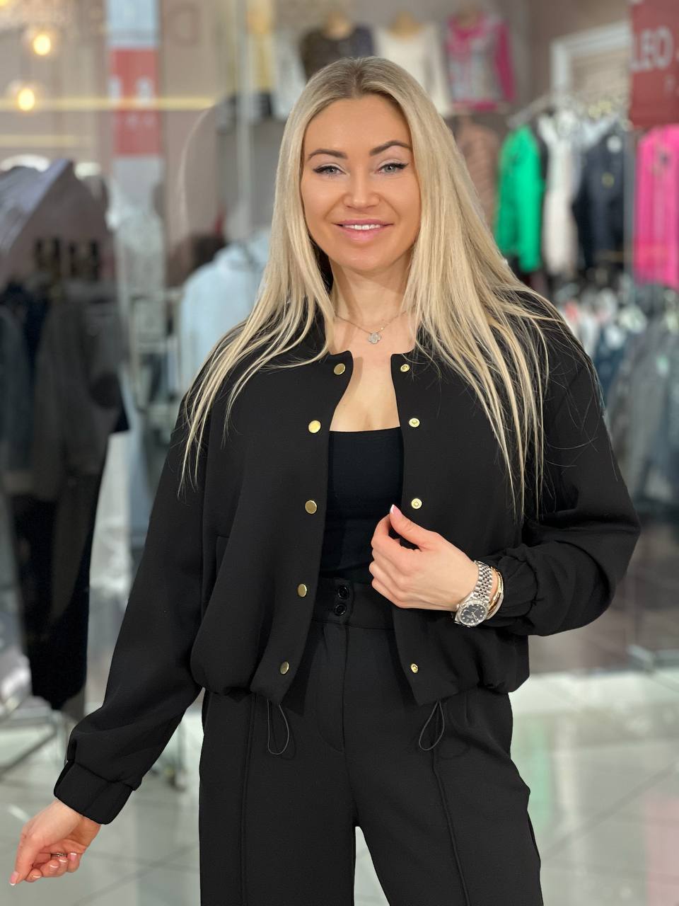 Traje con botones dorados