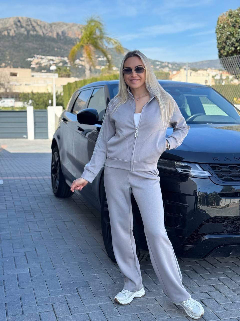 Suit with piping on the sleeves