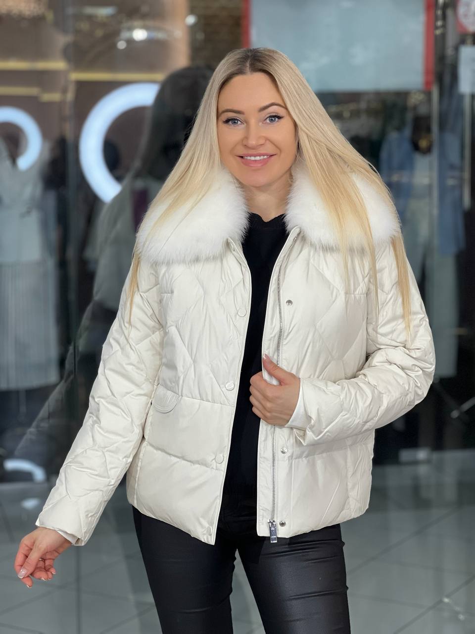 Chaqueta acolchada con cuello de piel