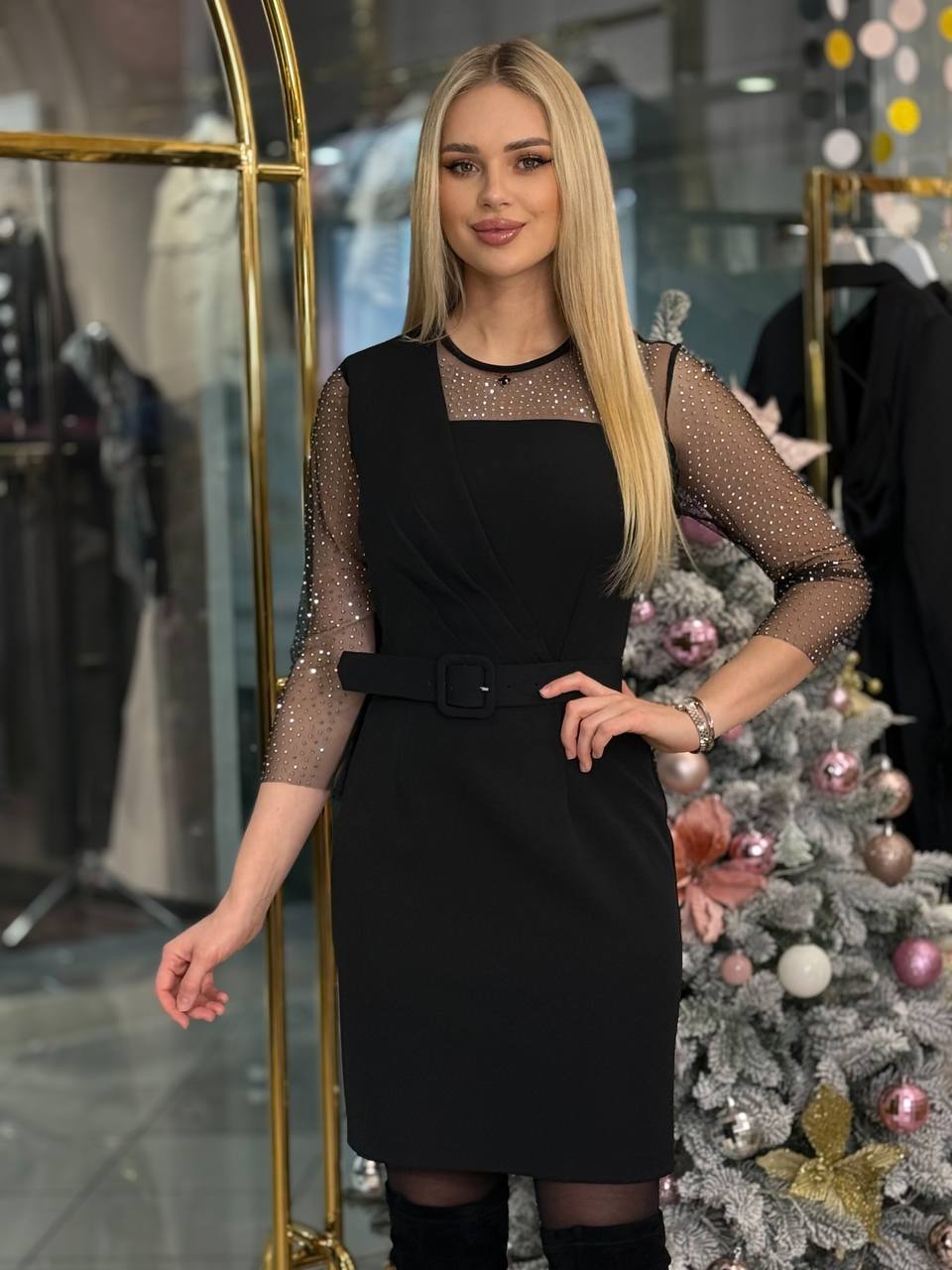 Vestido con piedras en las mangas