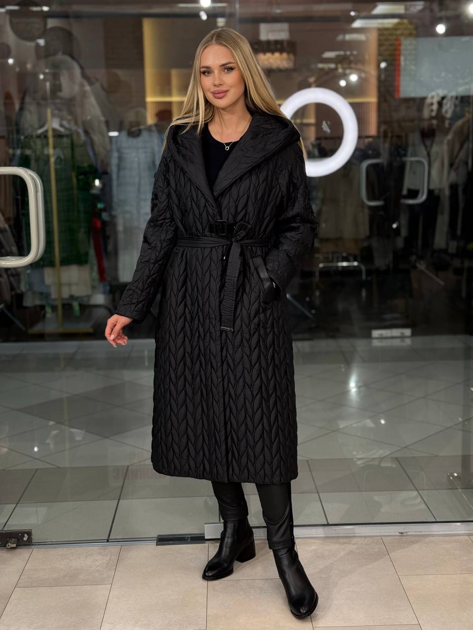 Abrigo acolchado con decoración "trenza" y cinturón