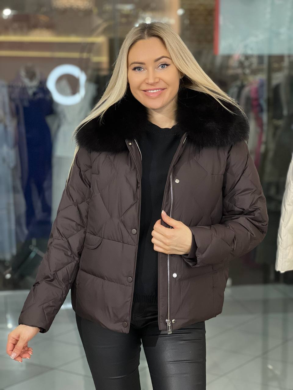 Chaqueta acolchada con cuello de piel