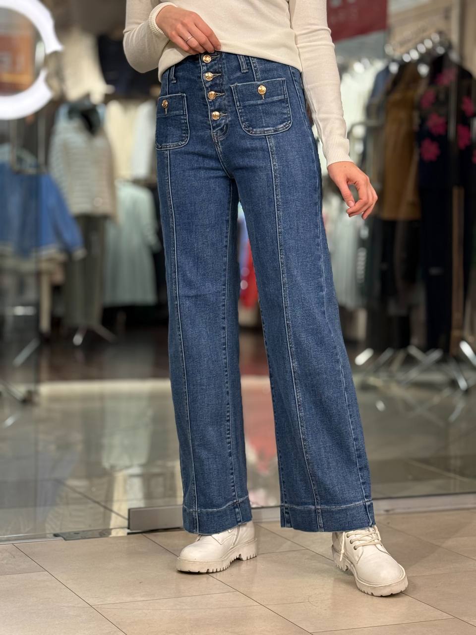 High-waisted jeans with gold buttons
