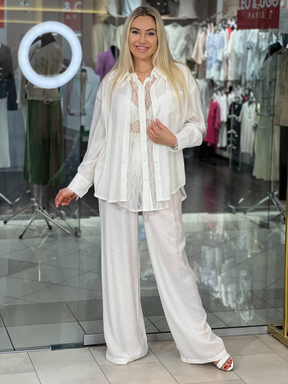 Traje con camisa de encaje