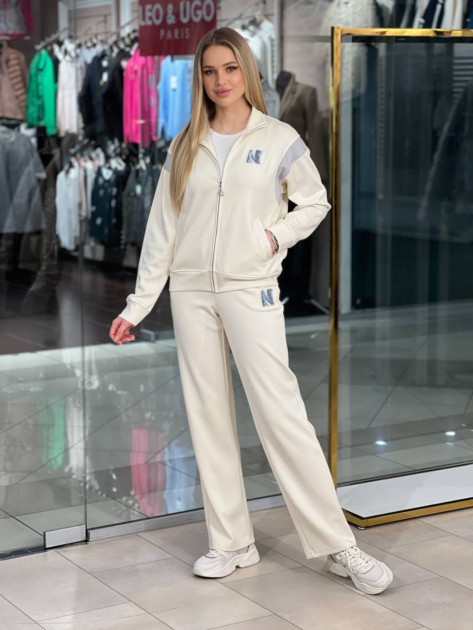 Traje con el logotipo «N»