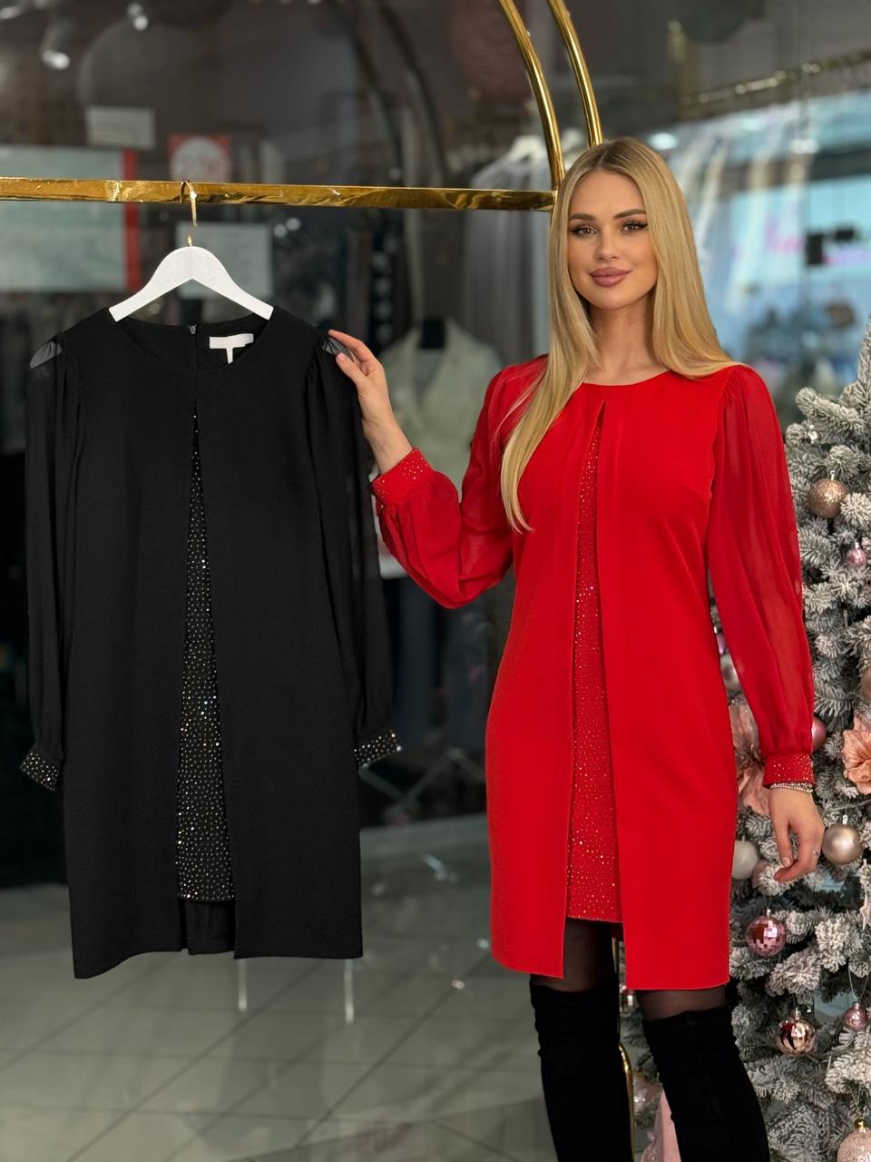 Vestido con abertura central y pedrería brillante