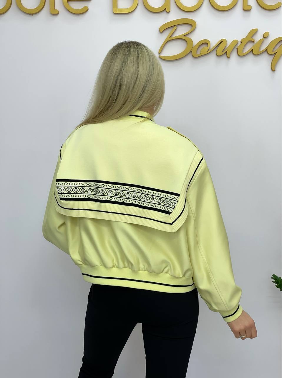 Chaqueta bomber con bordado en la espalda