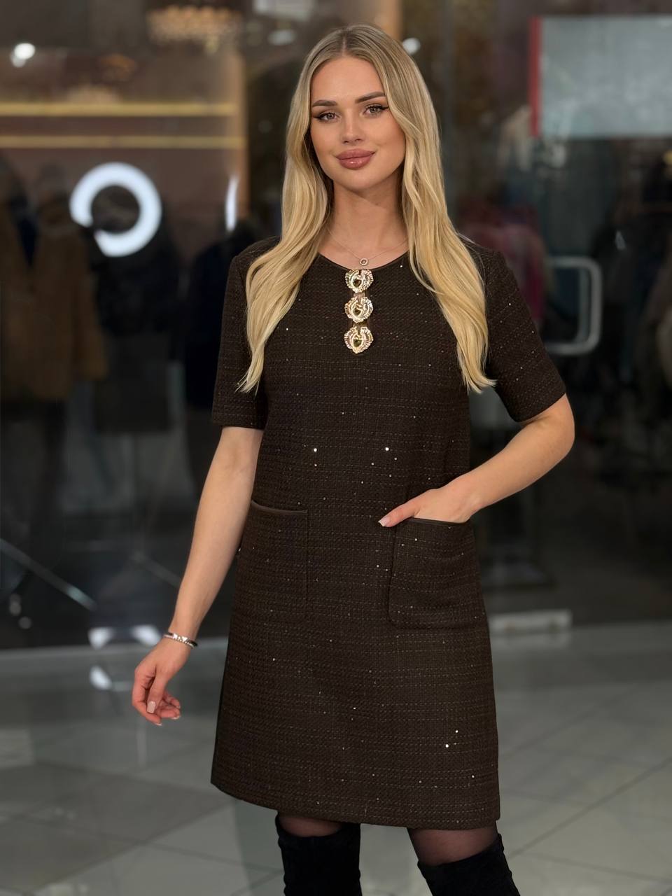 Vestido de lentejuelas con botones acentuados