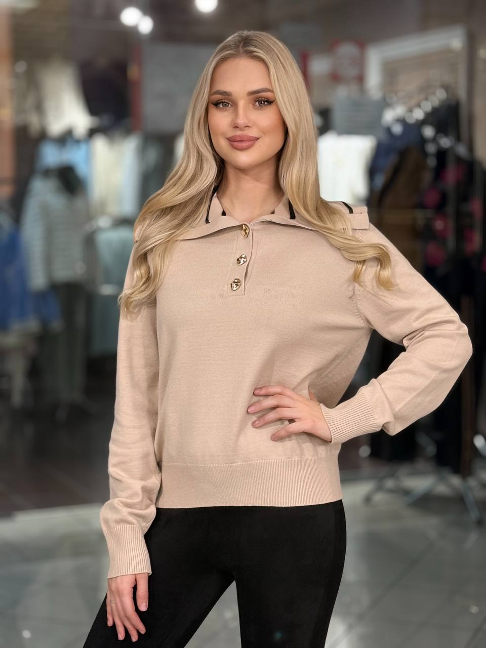 Suéter con detalles dorados