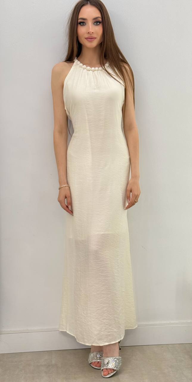 Vestido midi con cinturón y detalle de perlas.