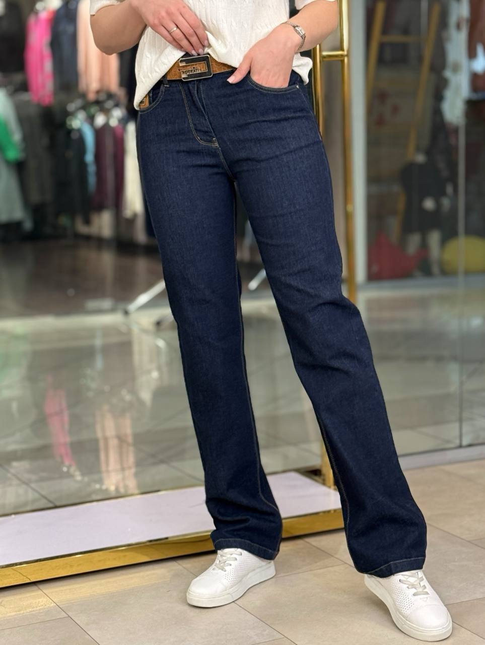 Jeans «Aborati» con cinturón.