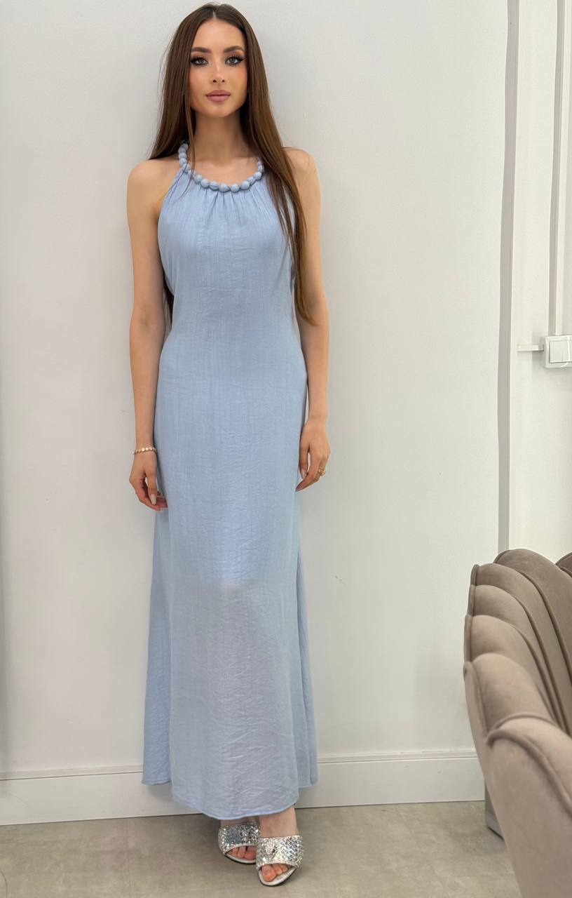 Vestido midi con cinturón y detalle de perlas.