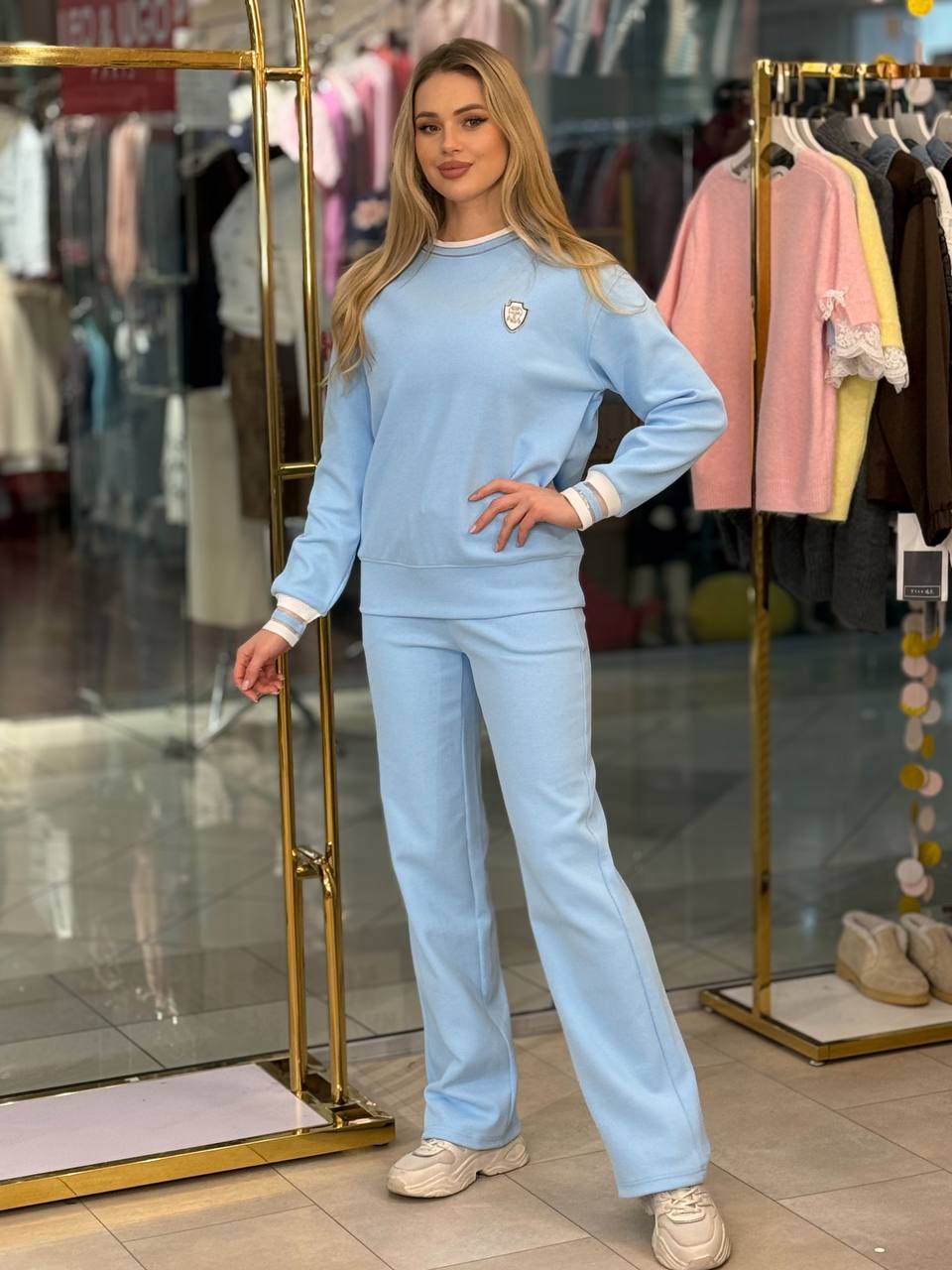 Traje con ribete y escudo