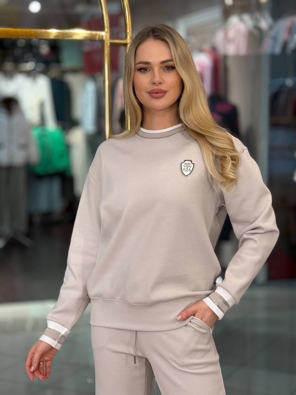 Traje con ribete y escudo