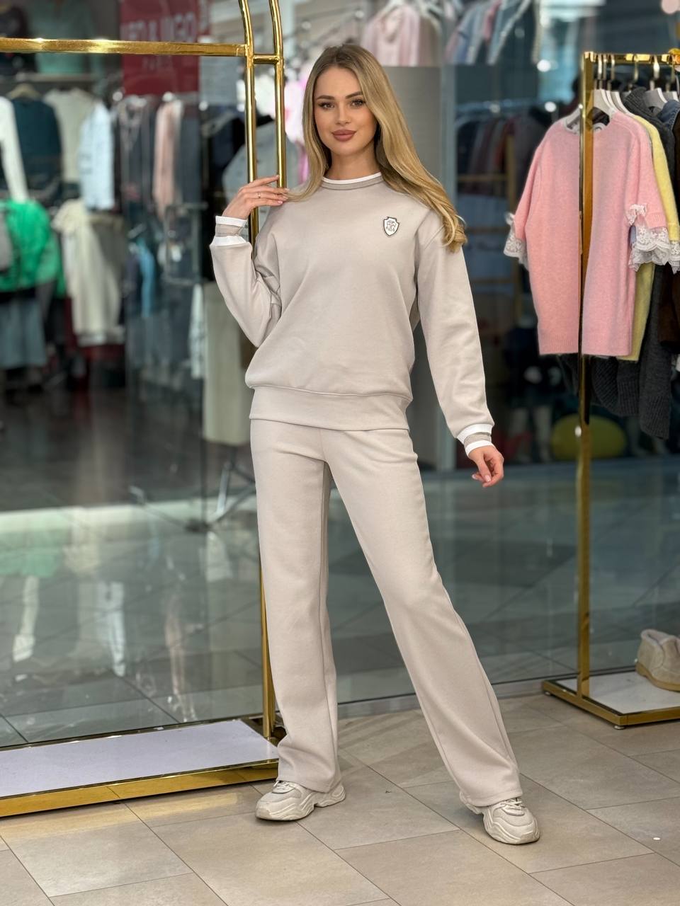 Traje con ribete y escudo