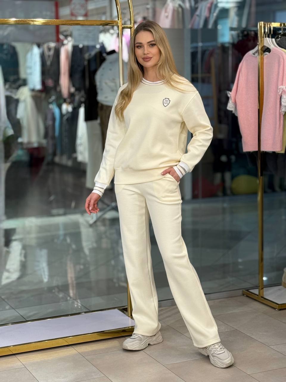 Traje con ribete y escudo