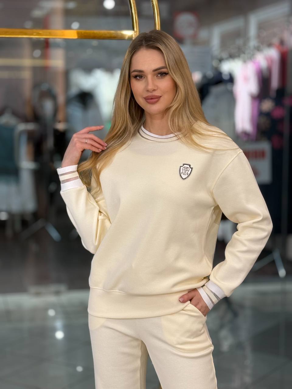 Traje con ribete y escudo