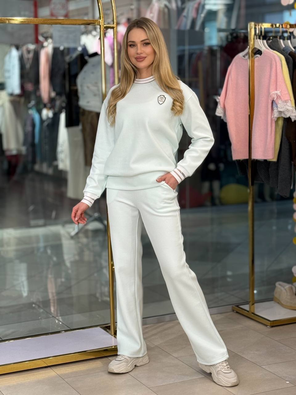 Traje con ribete y escudo