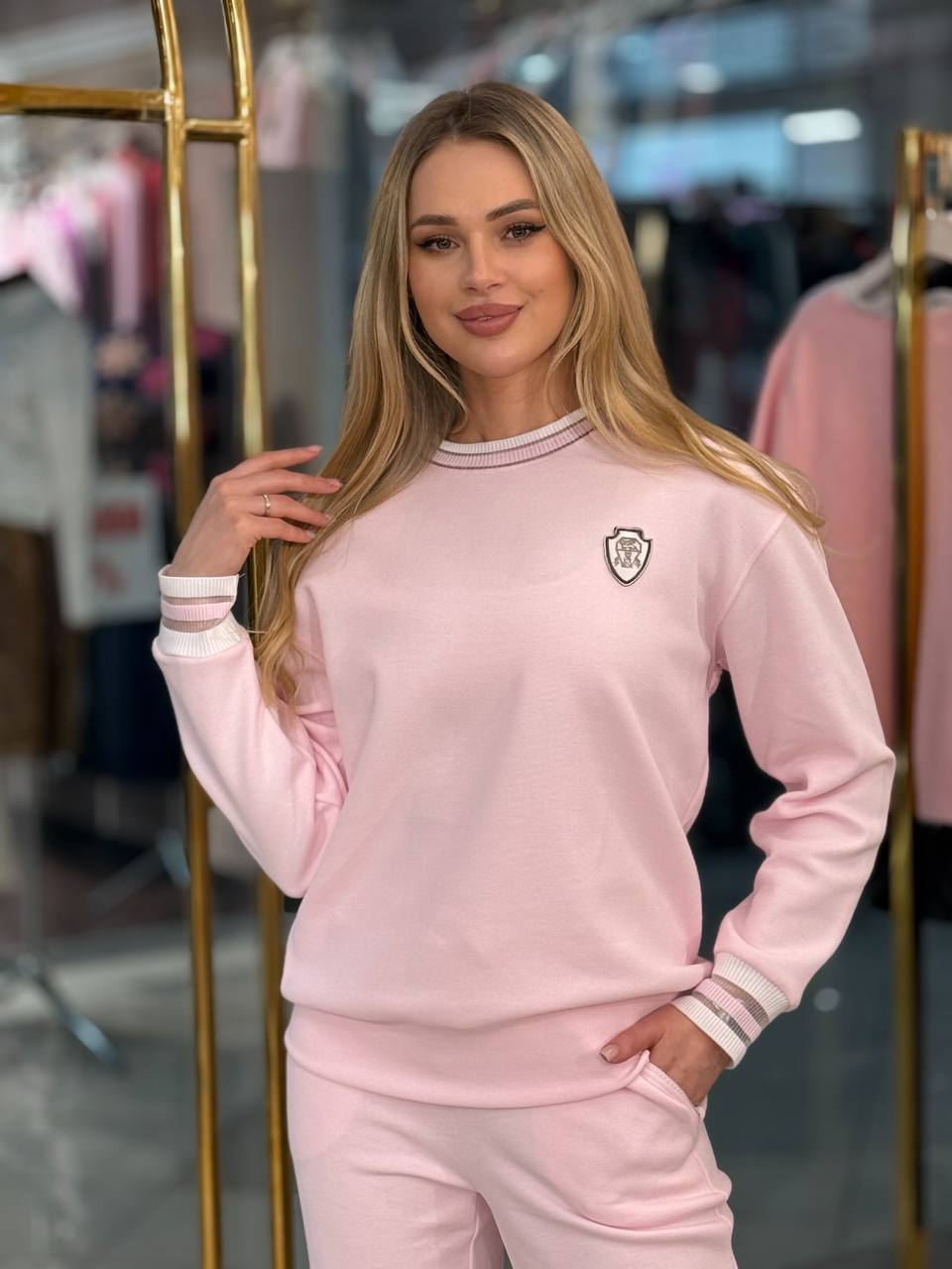 Traje con ribete y escudo