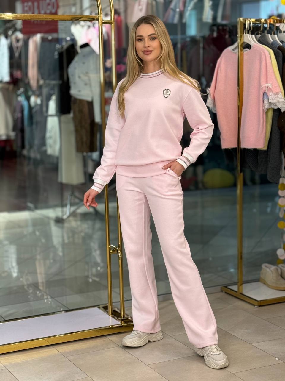 Traje con ribete y escudo