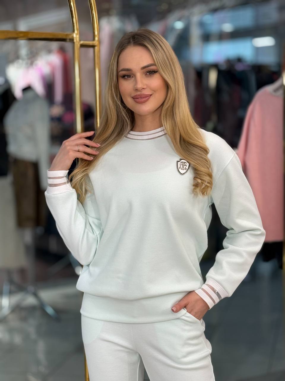 Traje con ribete y escudo