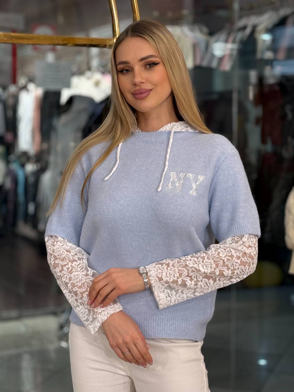 Camisa con capucha y encaje