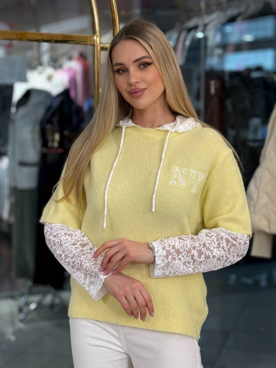 Camisa con capucha y encaje