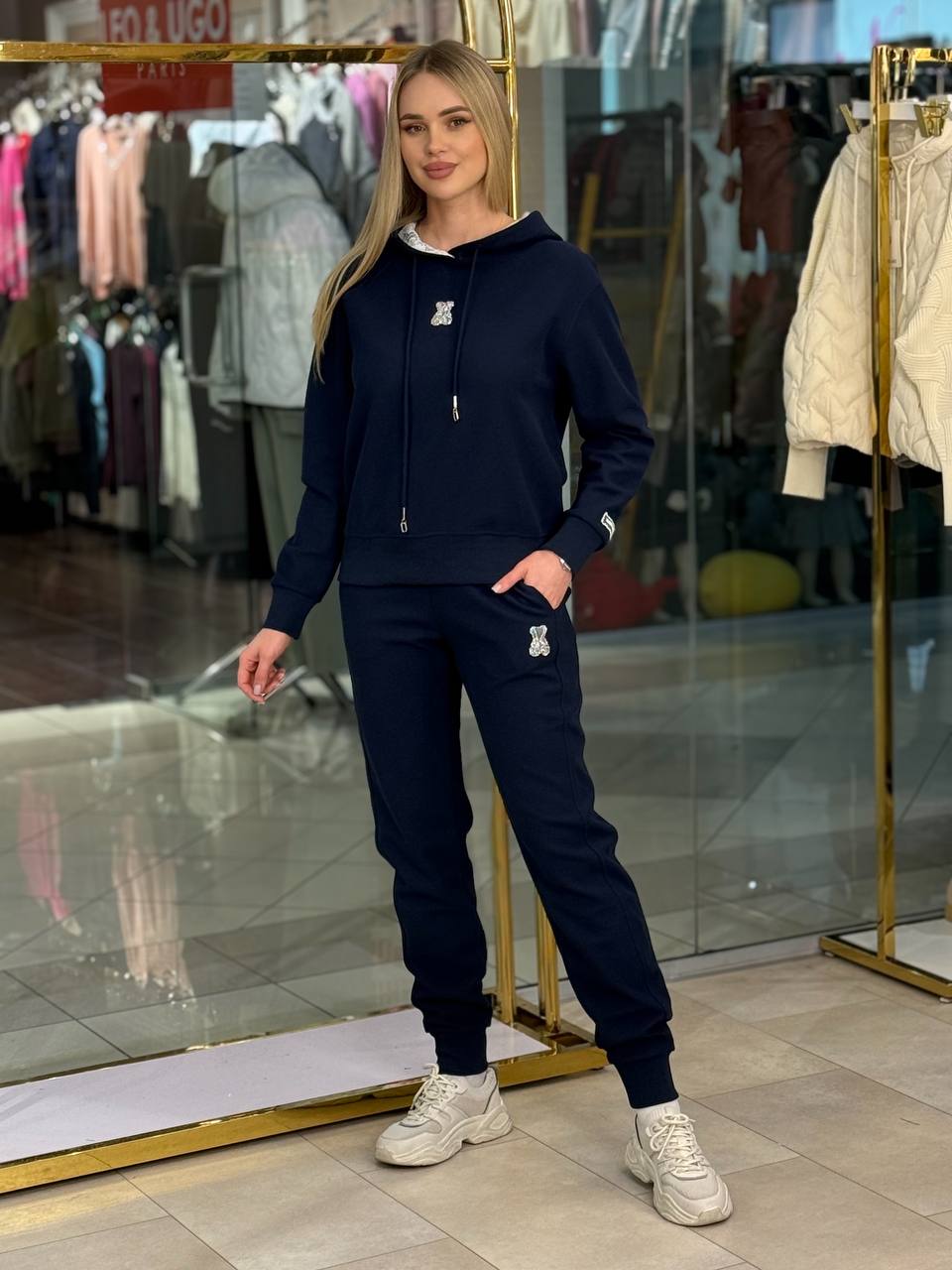 Conjunto con encaje, capucha y oso.