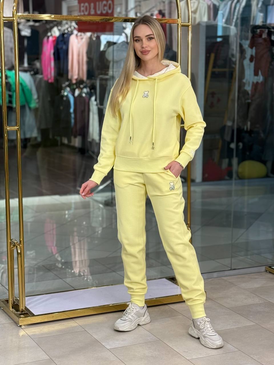 Conjunto con encaje, capucha y oso.