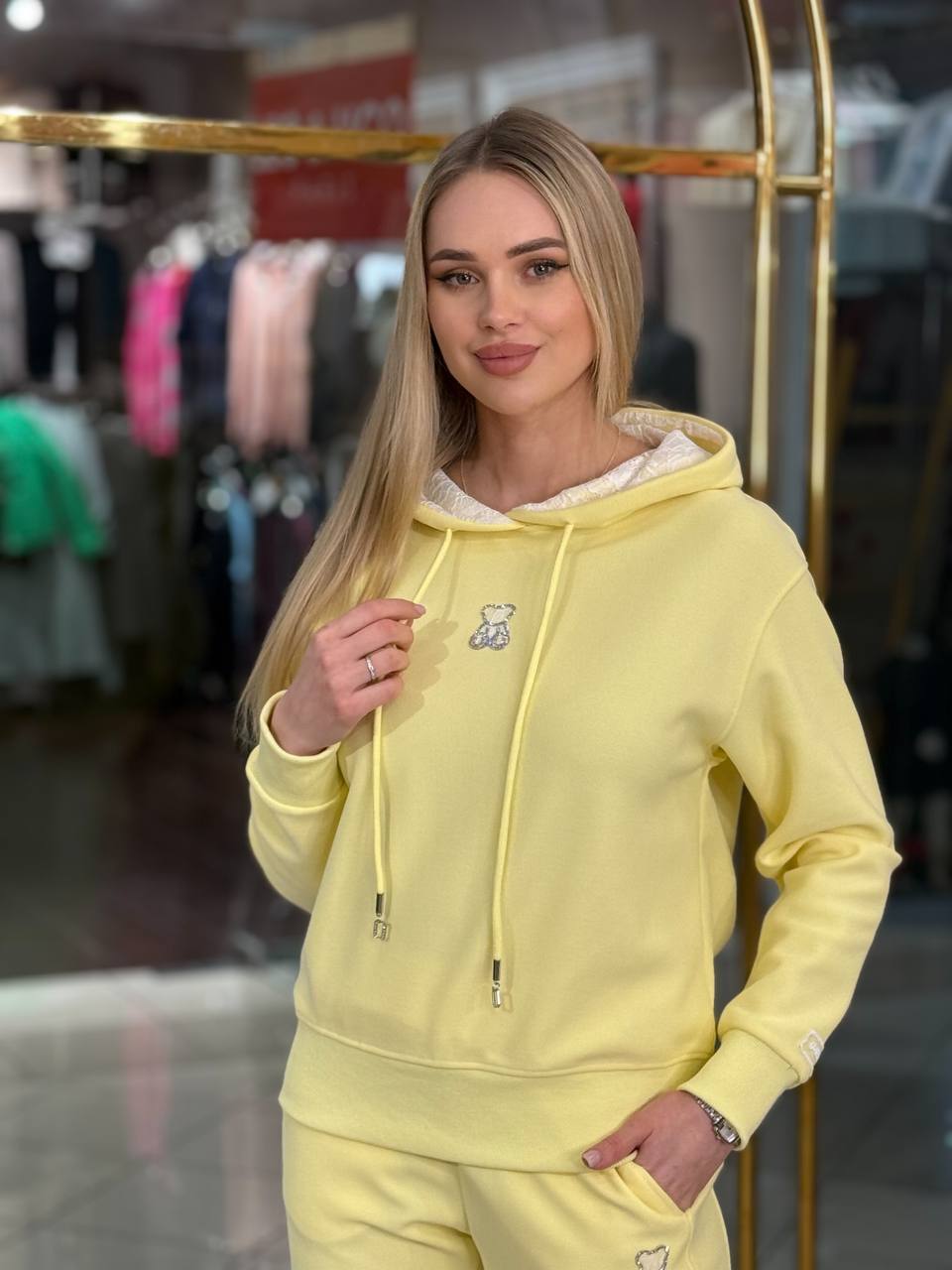 Conjunto con encaje, capucha y oso.