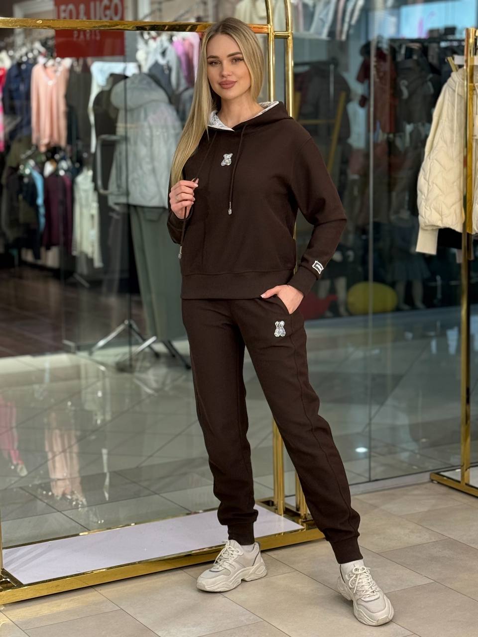 Conjunto con encaje, capucha y oso.