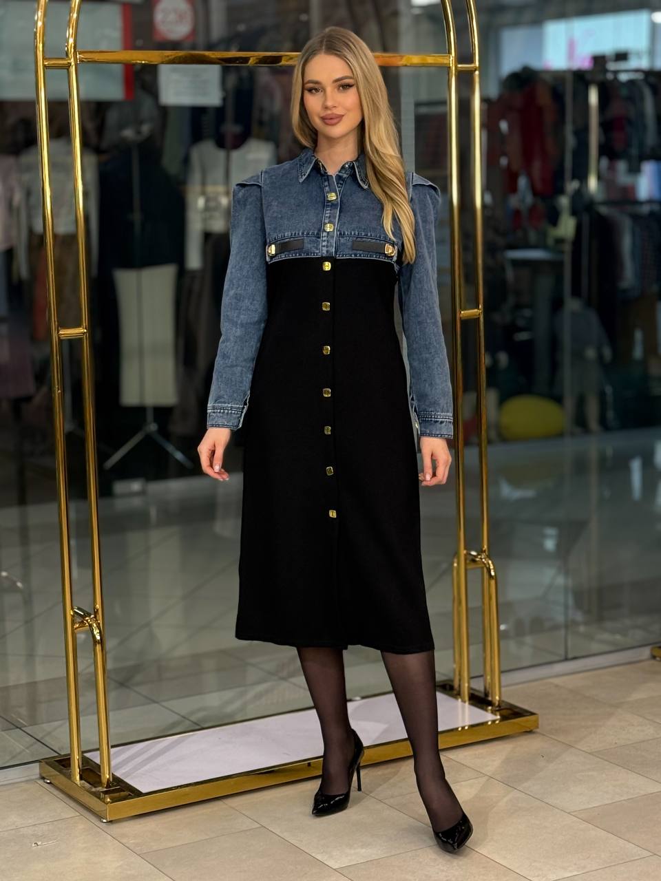 Vestido con parte superior de denim y botones dorados