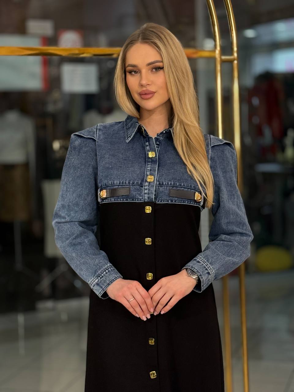 Vestido con parte superior de denim y botones dorados