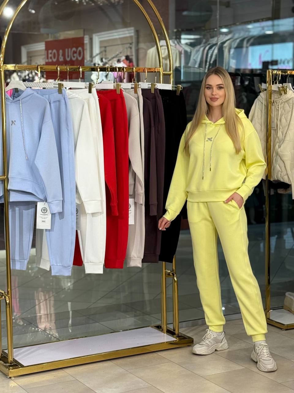 Conjunto de sudadera  capucha con pedrería.