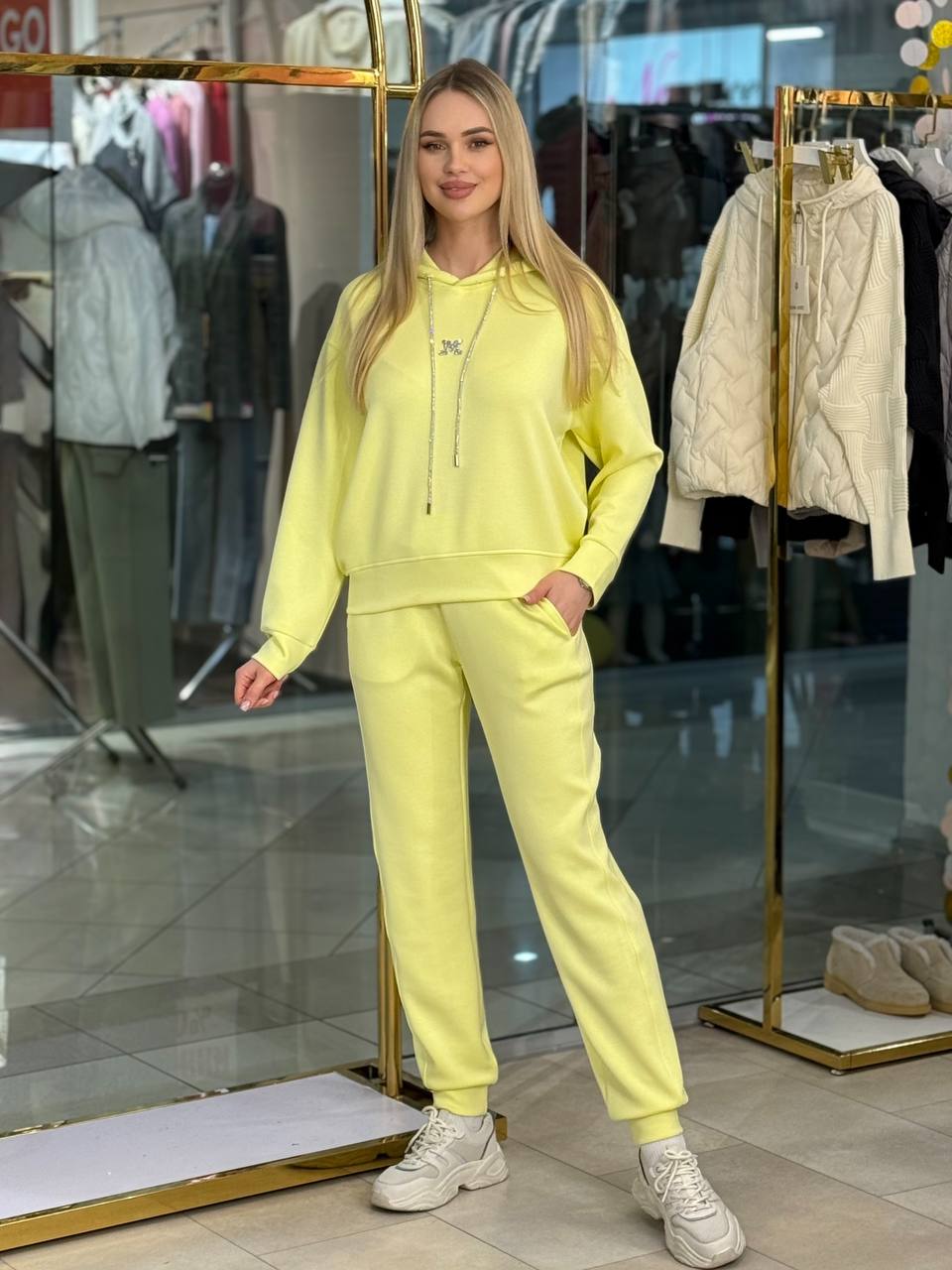 Conjunto de sudadera  capucha con pedrería.