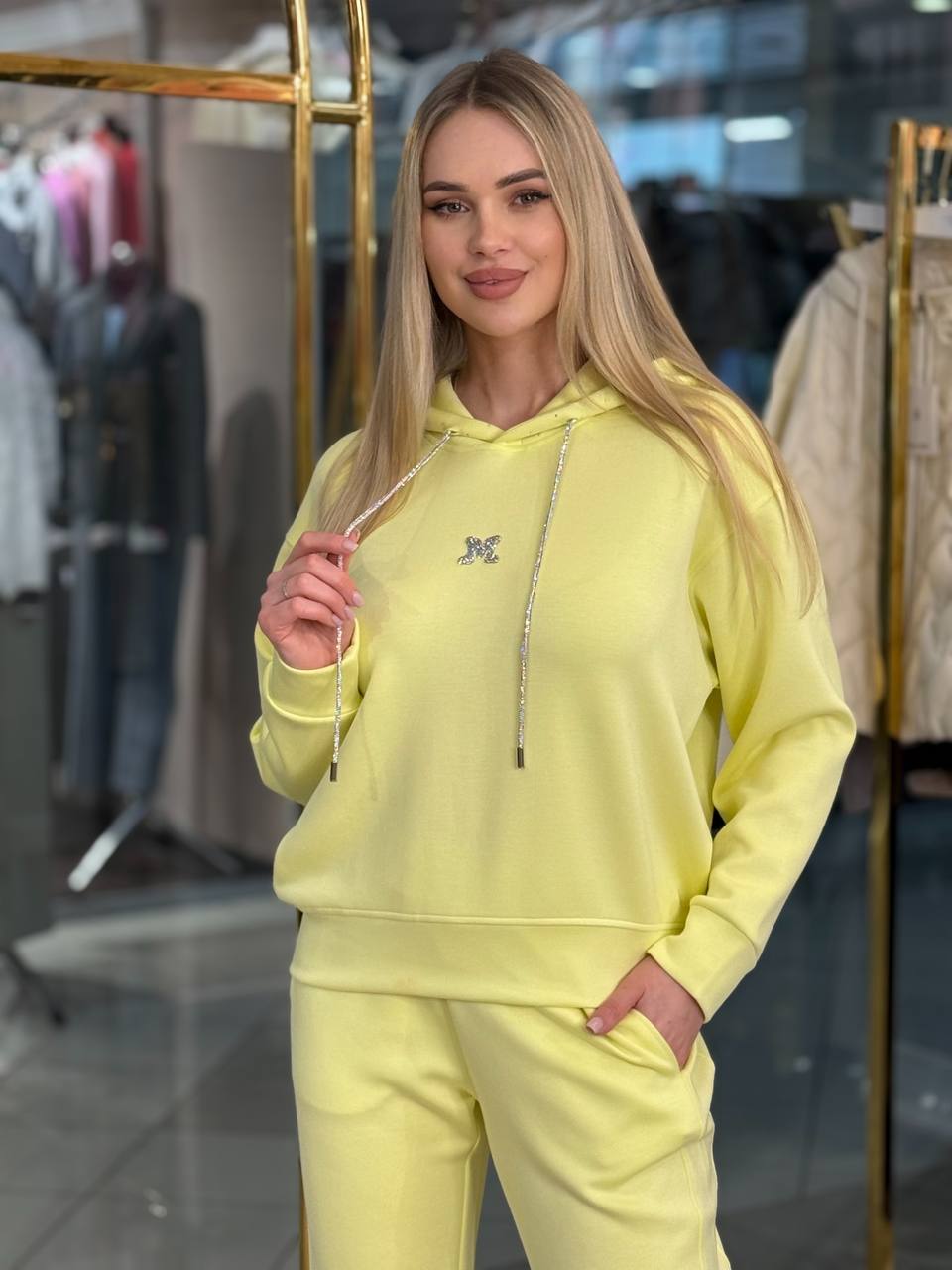 Conjunto de sudadera  capucha con pedrería.