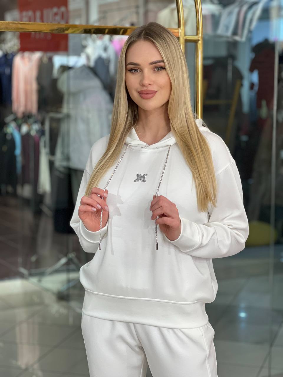 Conjunto de sudadera  capucha con pedrería.