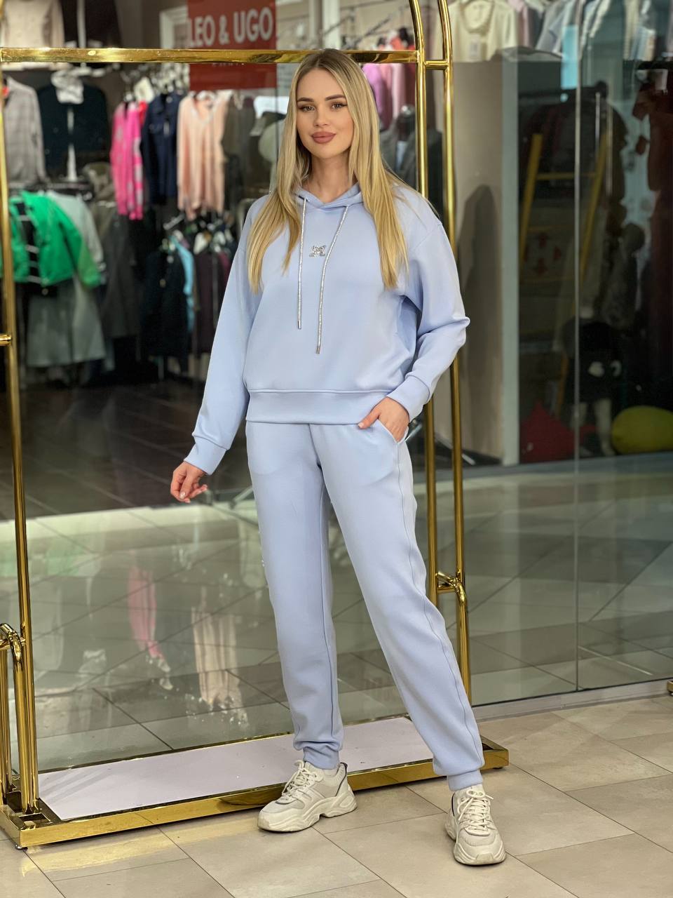 Conjunto de sudadera  capucha con pedrería.