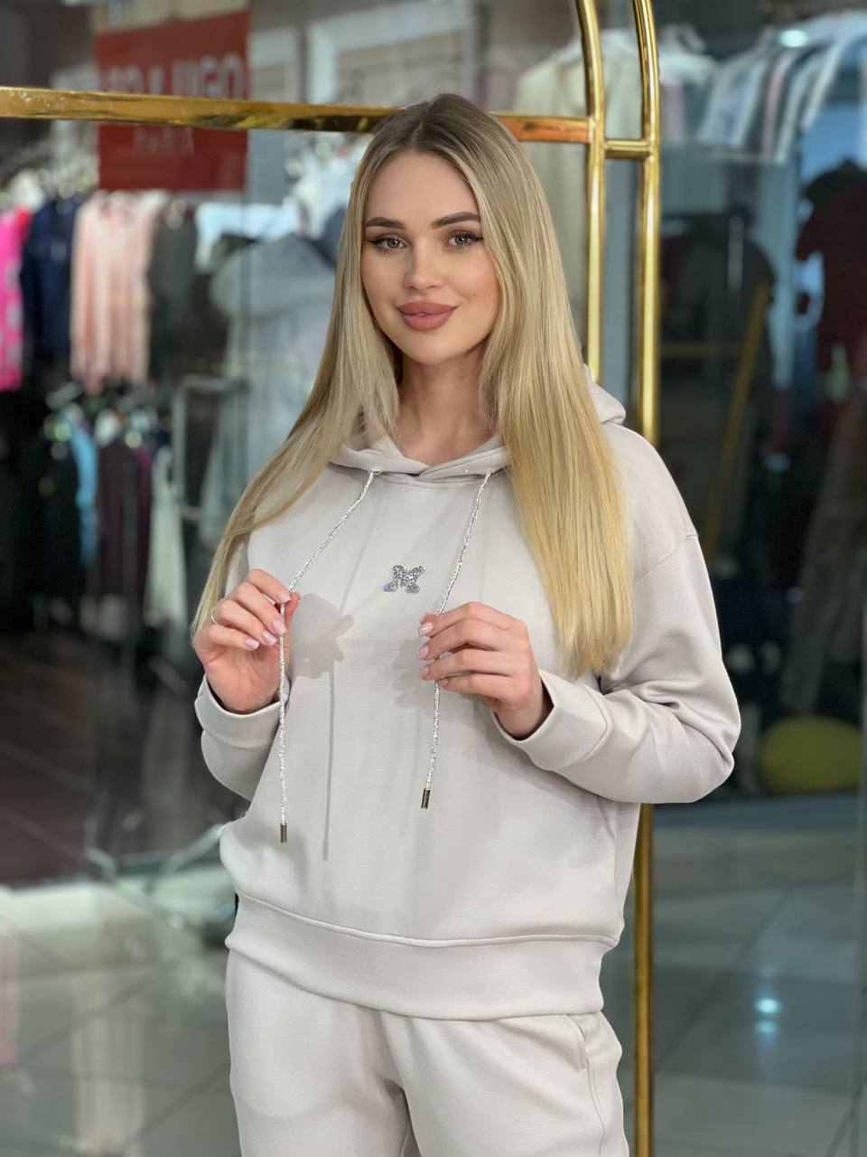 Conjunto de sudadera  capucha con pedrería.