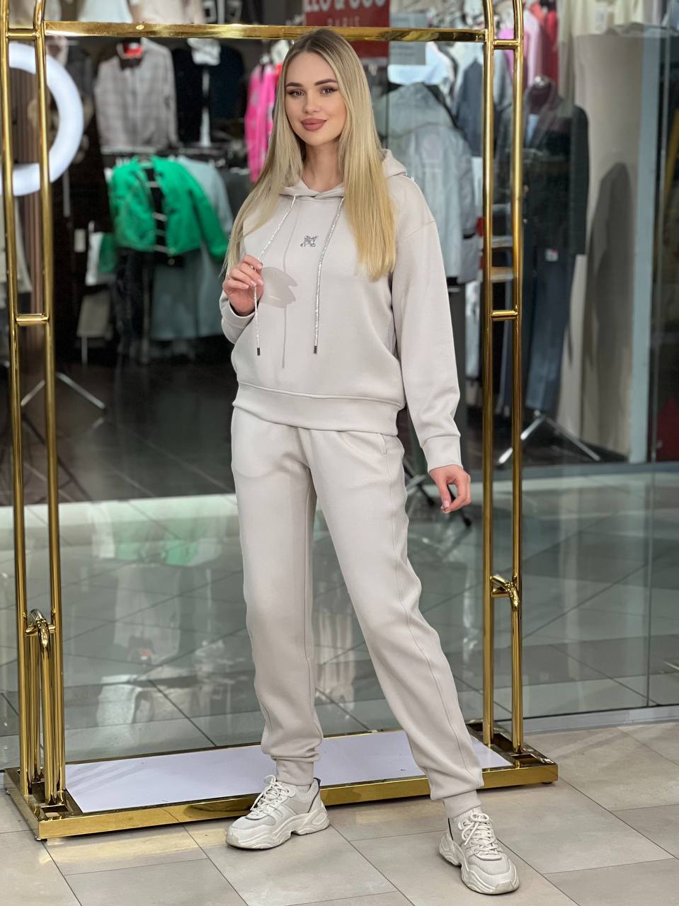 Conjunto de sudadera  capucha con pedrería.