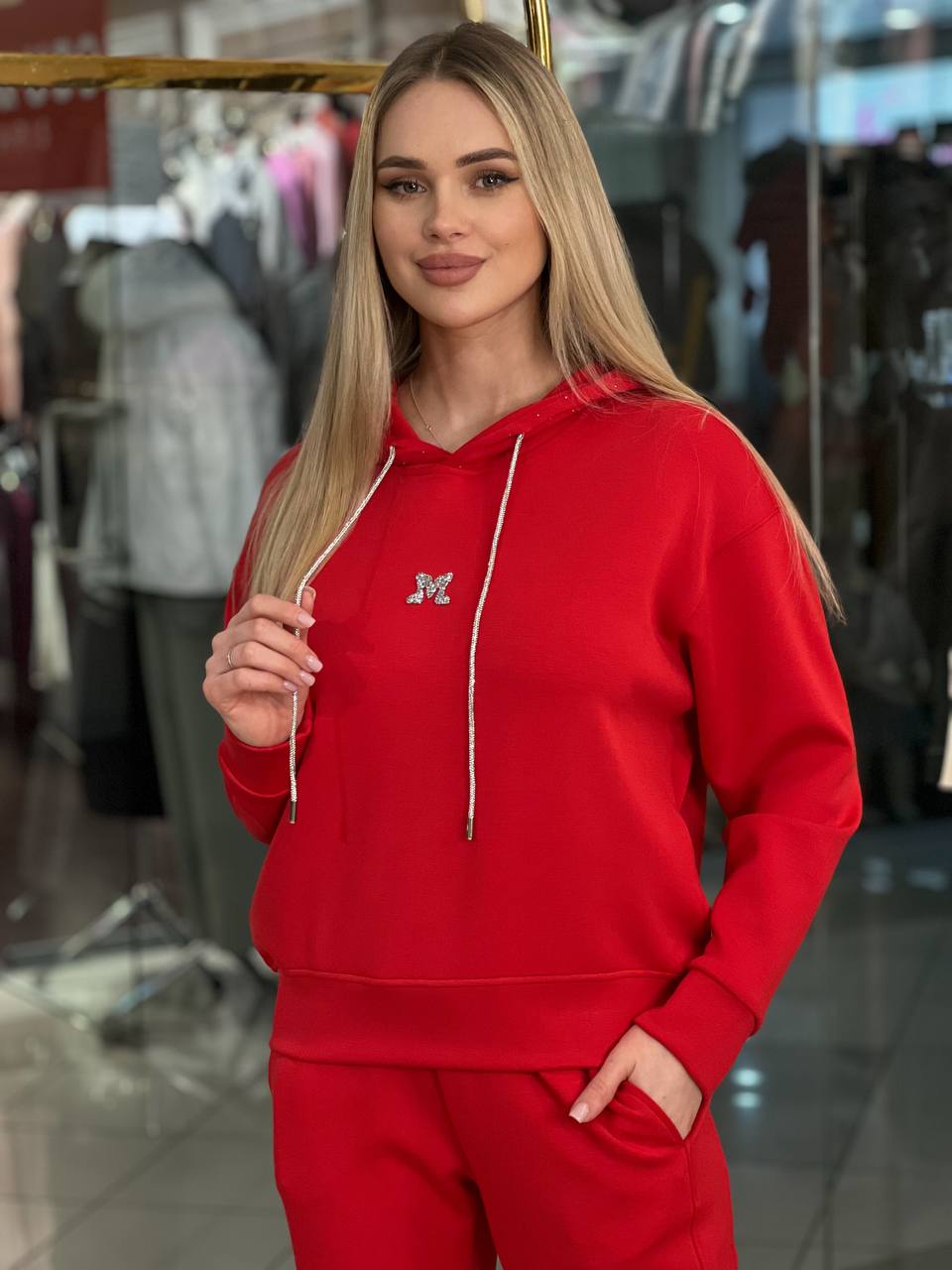 Conjunto de sudadera  capucha con pedrería.