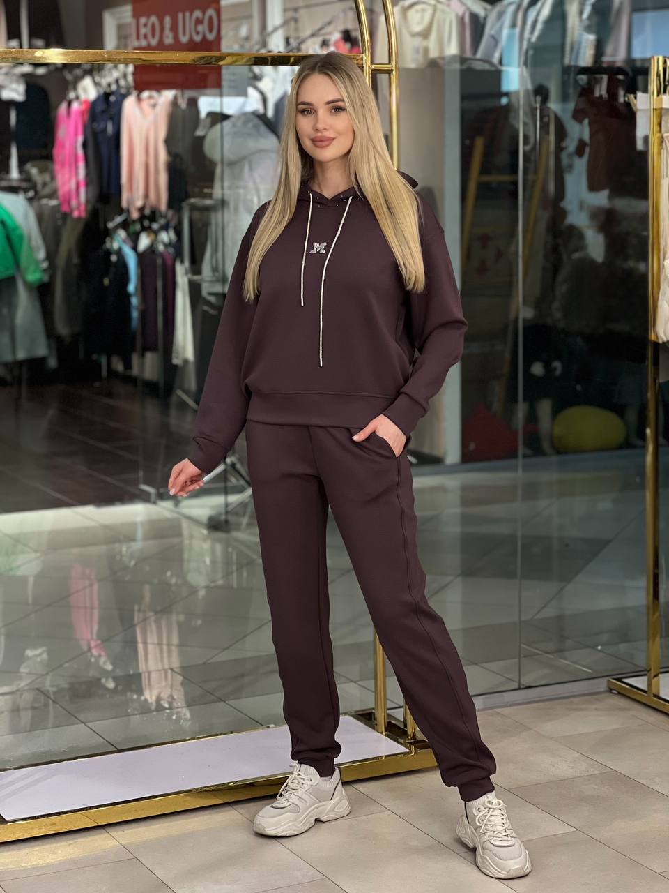 Conjunto de sudadera  capucha con pedrería.