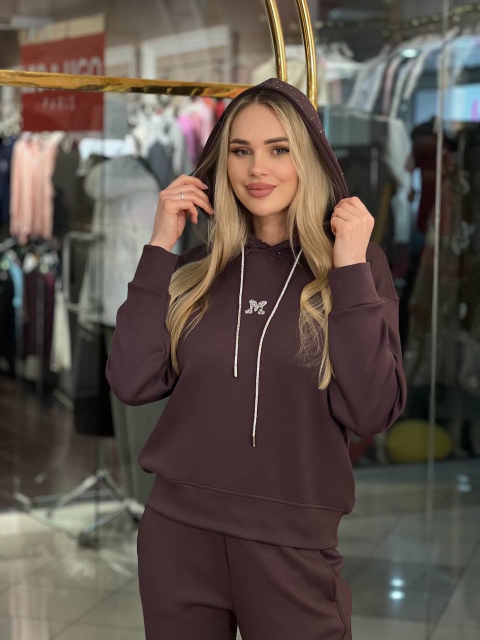 Conjunto de sudadera  capucha con pedrería.