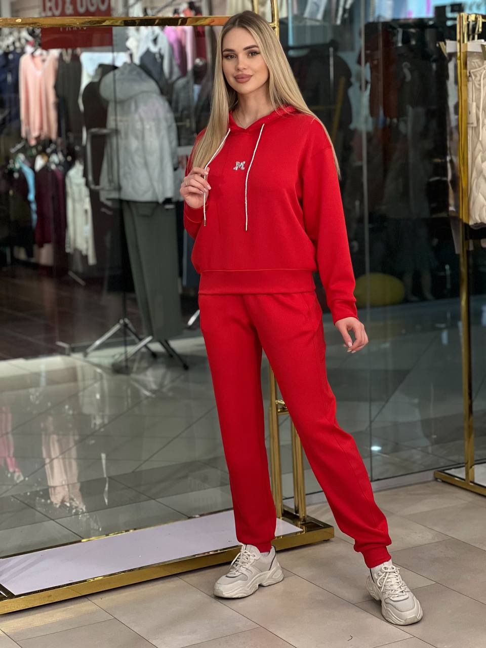 Conjunto de sudadera  capucha con pedrería.