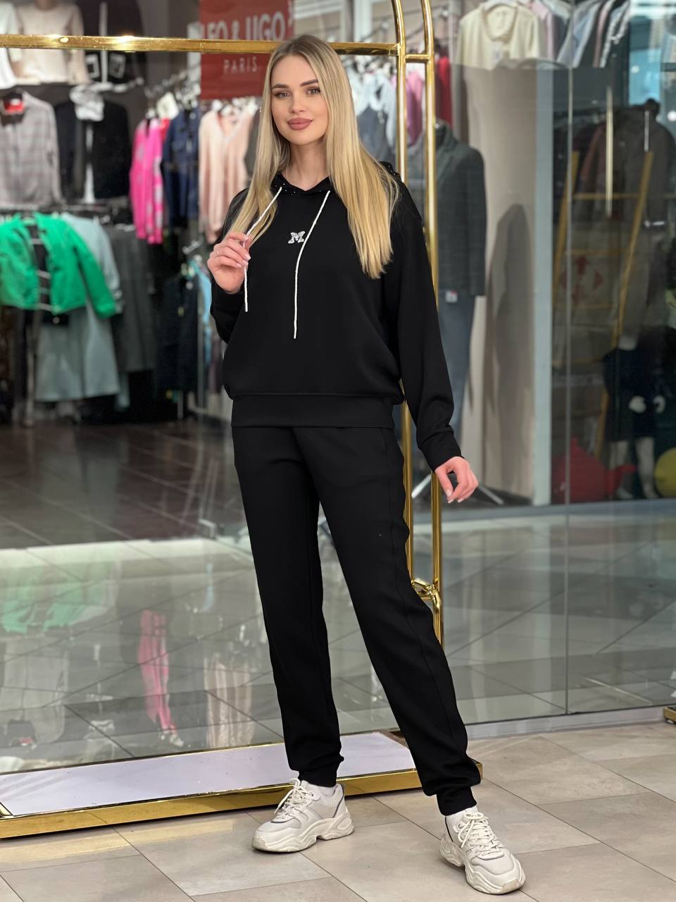 Conjunto de sudadera  capucha con pedrería.