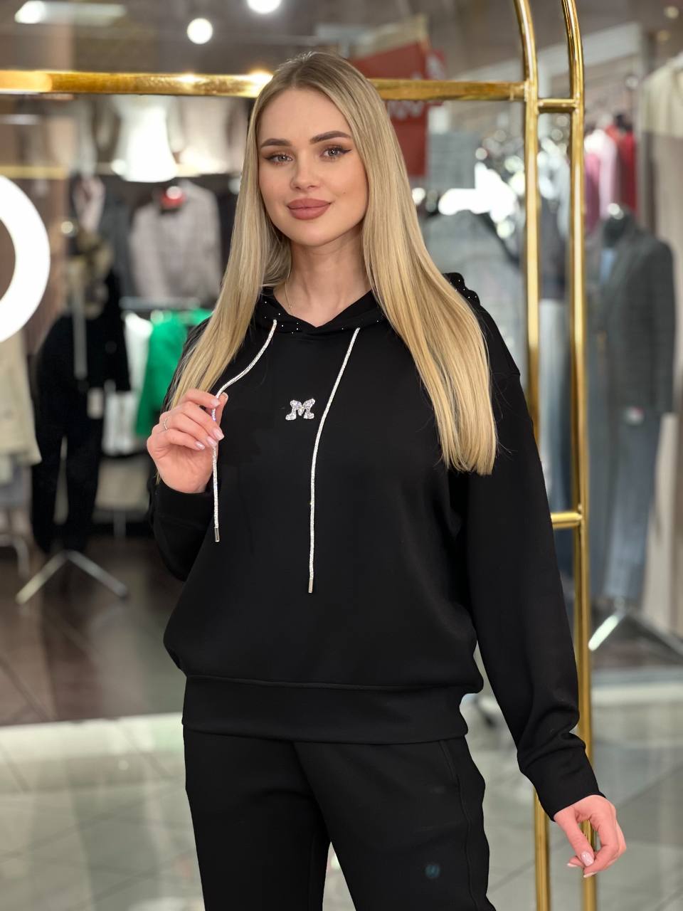 Conjunto de sudadera  capucha con pedrería.