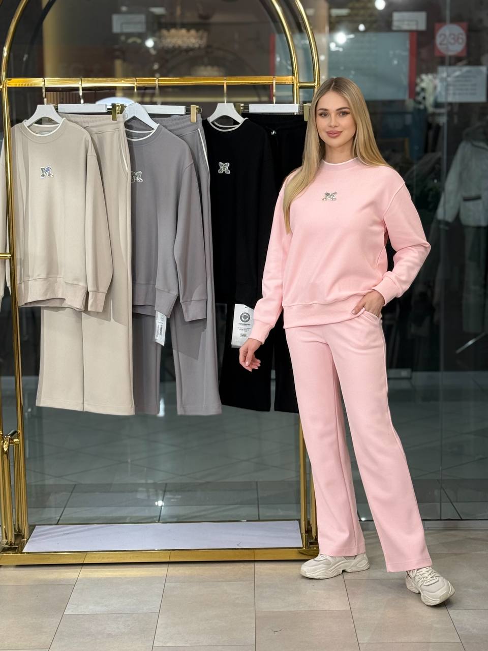 Conjunto con logotipo M