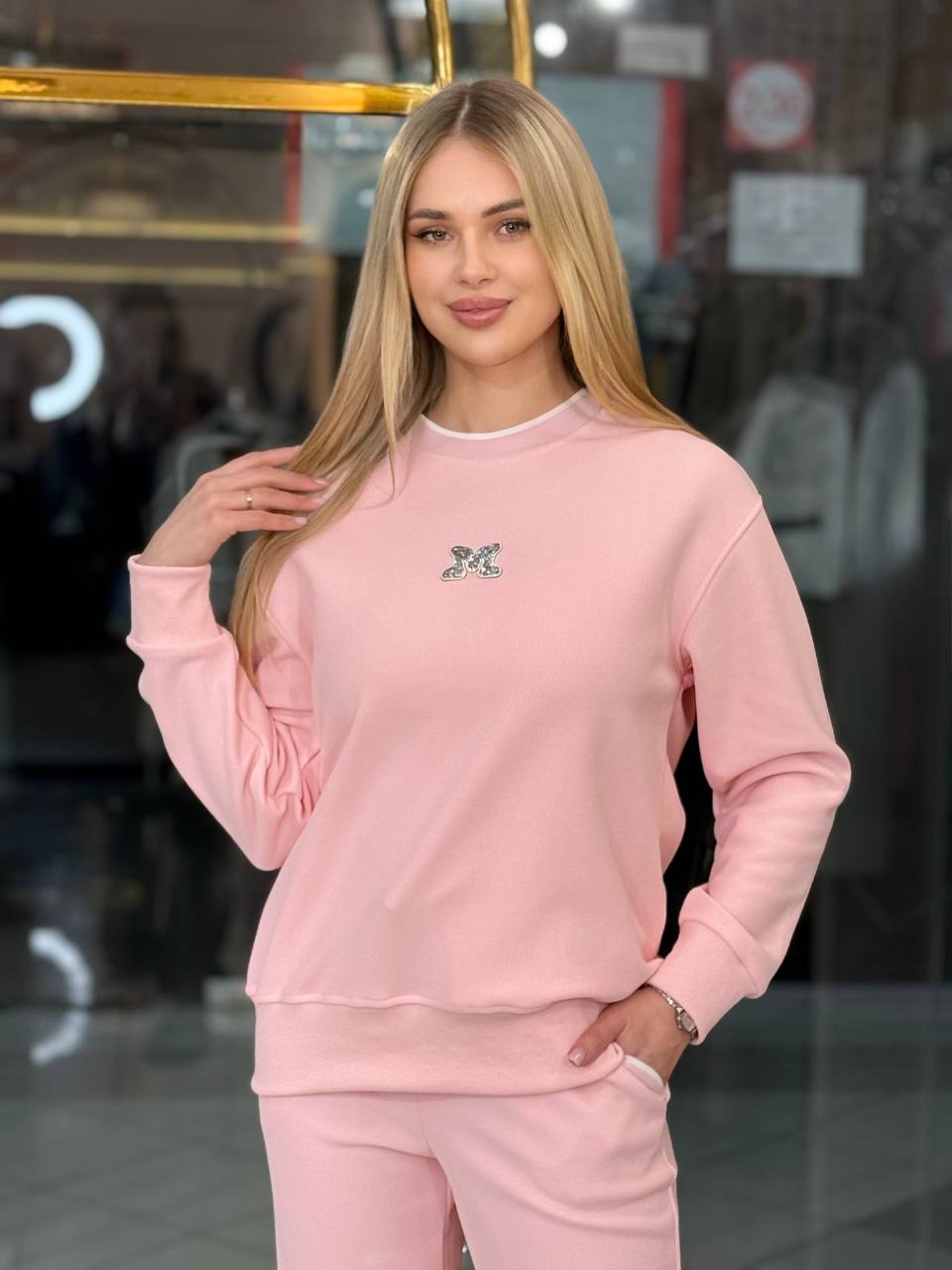 Conjunto con logotipo M