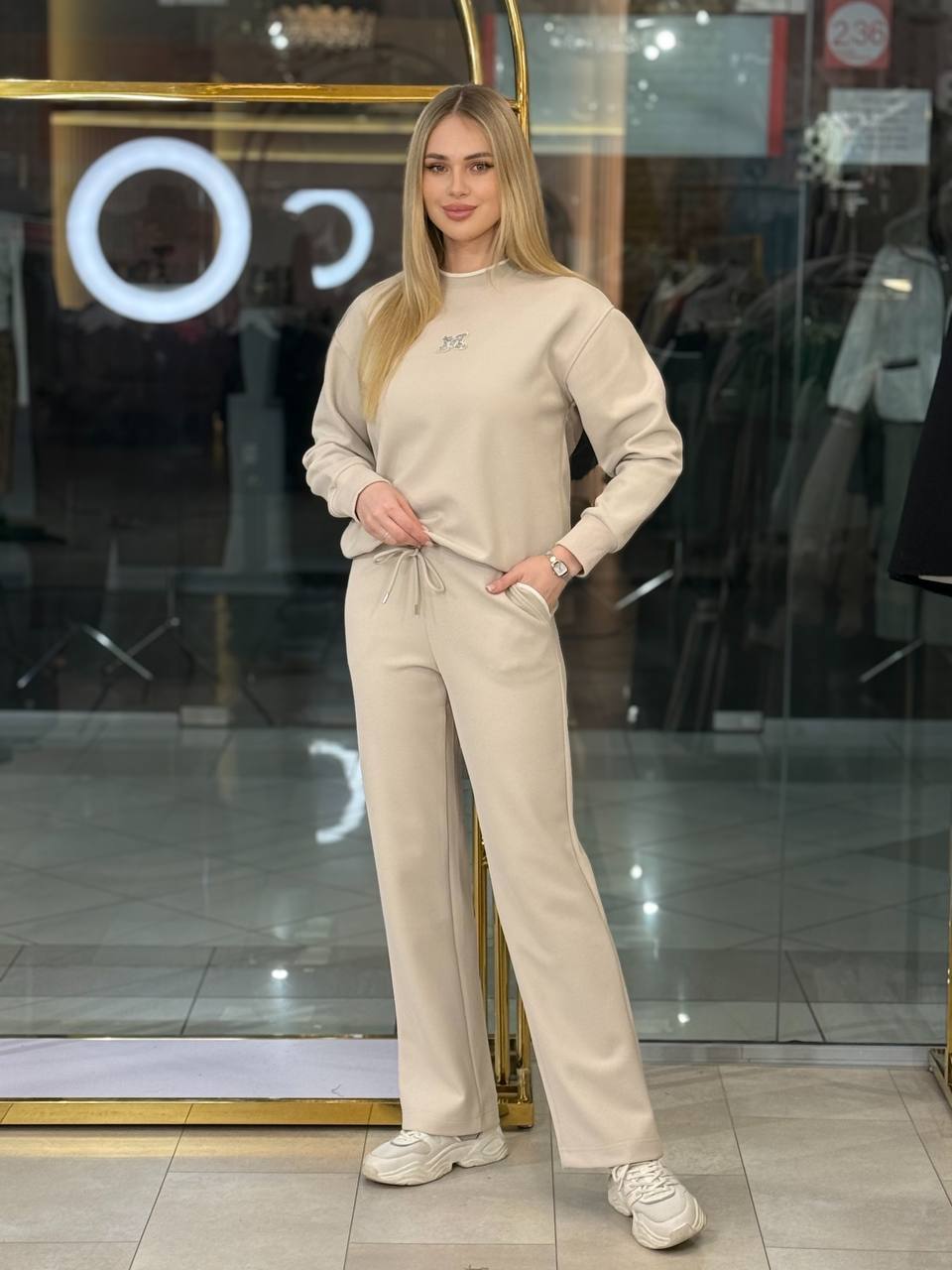 Conjunto con logotipo M